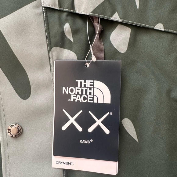 KAWS x North Face coat - Picture 8 of 8